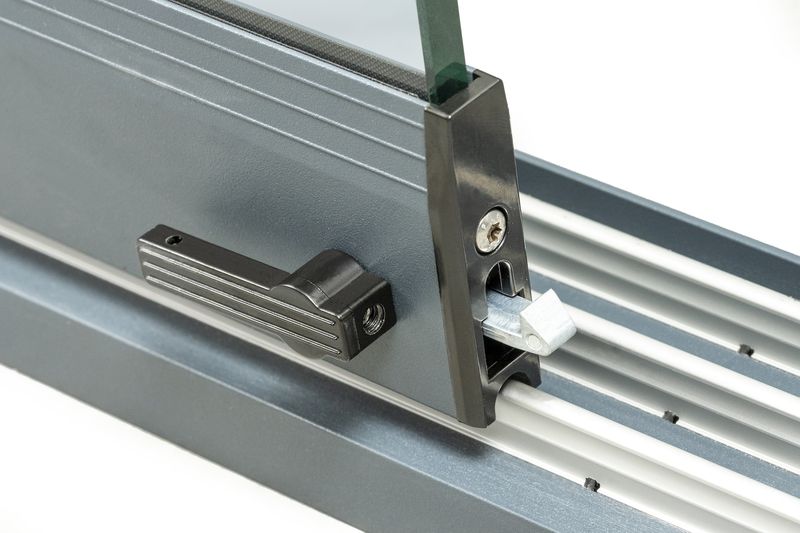 Detail eines Bausatzteils: Laufwagen in der Aluminiumschiene