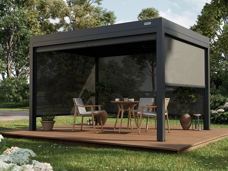 PERGOLUX Lamellendach in Anthrazit mit Screens auf einer Holzterrasse
