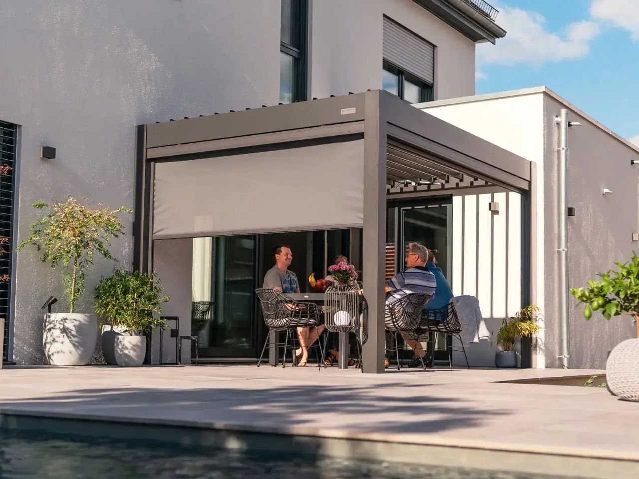 PERGOLUX Lamellendach mit Screen an einem modernen Haus mit Pool
