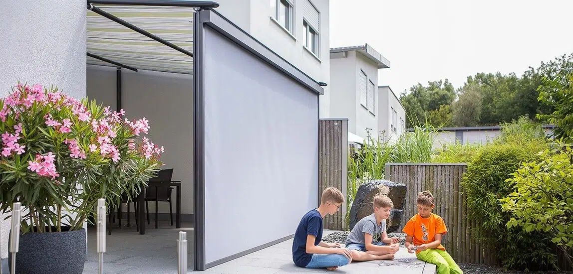 Senkrechtmarkise als seitlicher Sichtschutz an einer Terrassenüberdachung