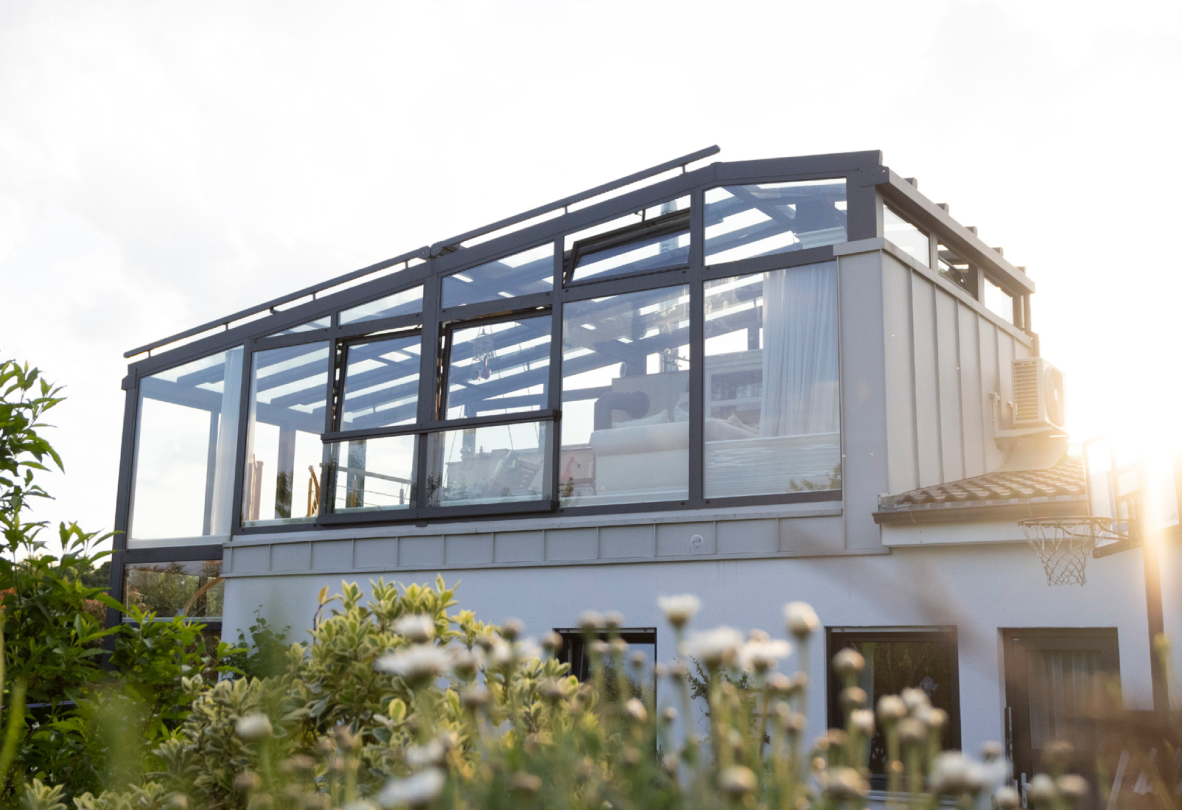 Einzigartige Sonderlösung wie ein trapezförmiges Design über zwei Stockwerke, das für ein außergewöhnliches Raumgefühl und Panoramablicke sorgt.